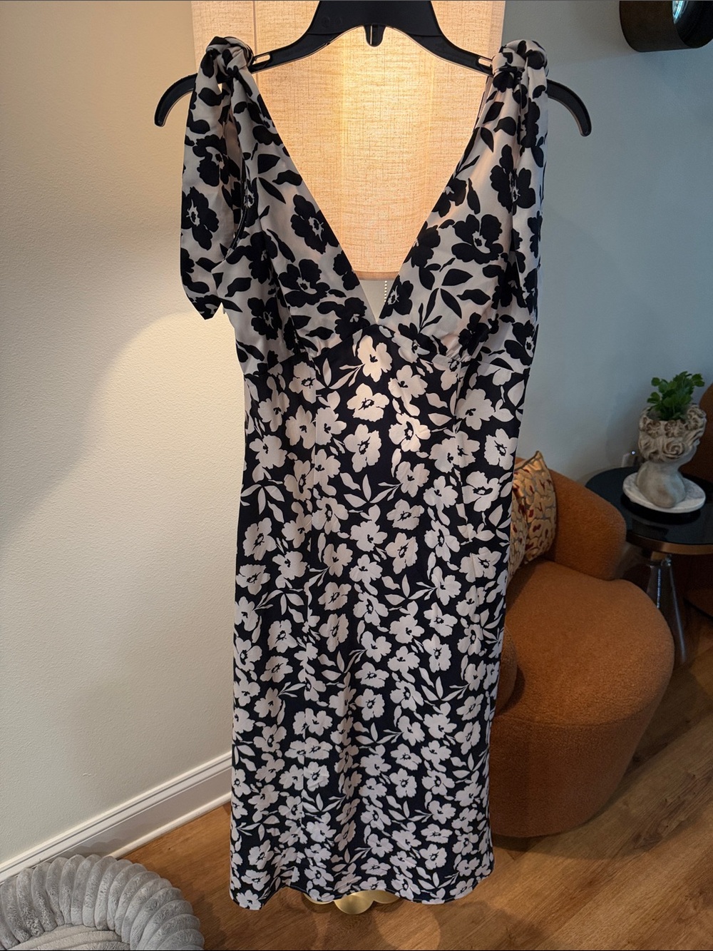Cider Black & Off White Floral V-Neck Slip Dress large